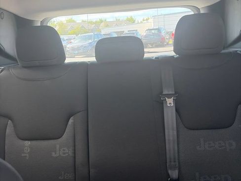 Used 2017 Jeep Renegade Latitude FWD image 11