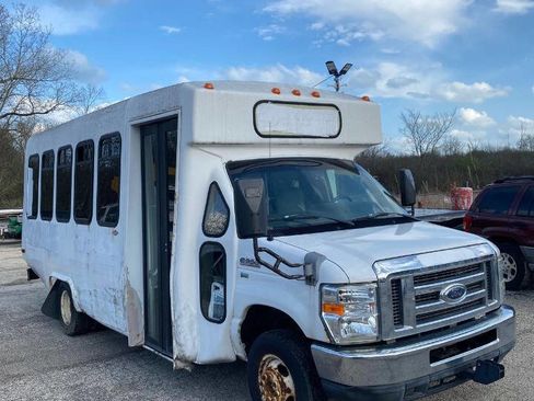 Used 2010 Ford E-350 and Econoline 350 Super Duty image 2