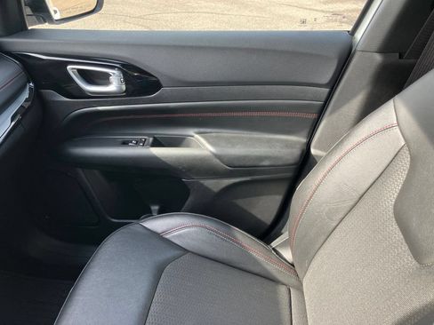 Used 2025 Jeep Compass Trailhawk AWD/4WD image 13