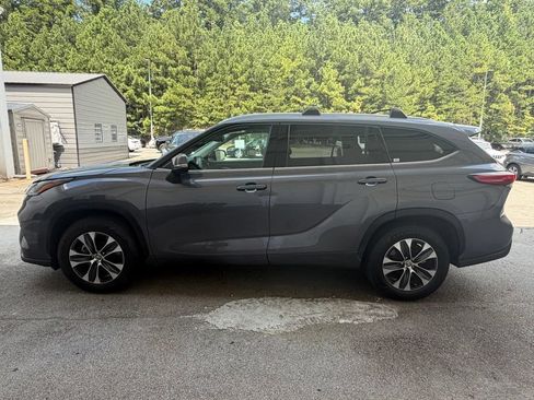Used 2021 Toyota Highlander XLE FWD image 4