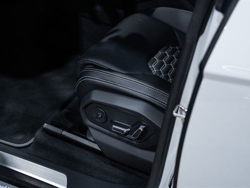 Used 2022 Lamborghini Urus AWD/4WD image 24