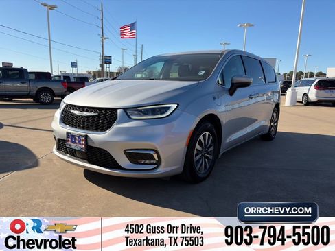 Used 2023 Chrysler Pacifica Touring-L image 1