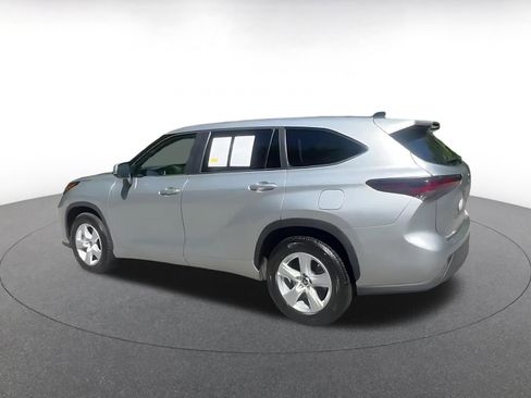 Used 2025 Toyota Highlander LE FWD image 10