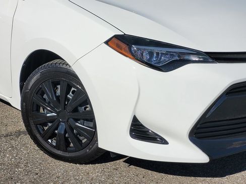 Used 2018 Toyota Corolla LE image 9