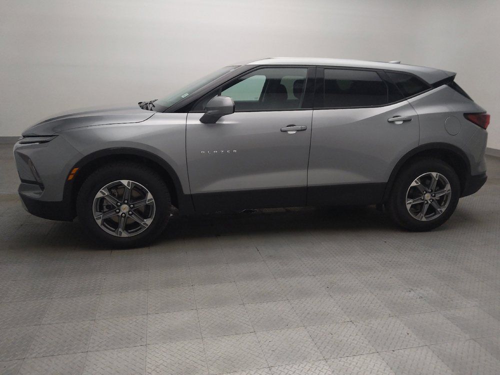 Used 2025 Chevrolet Blazer LT AWD/4WD image 2