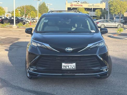 Used 2024 Toyota Sienna XLE w/ XLE Plus Package FWD image 2