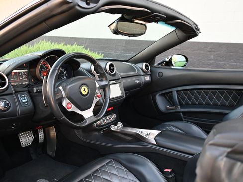 Used 2010 Ferrari California RWD image 19