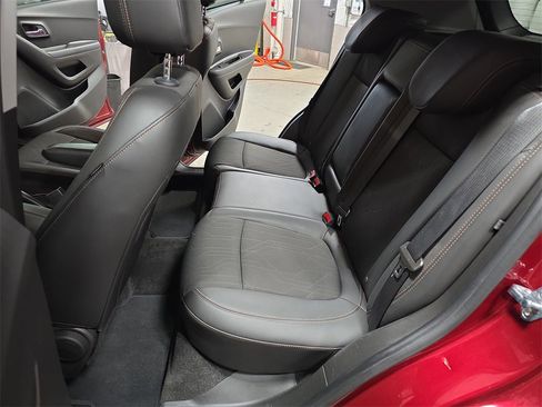 Used 2022 Chevrolet Trax LT w/ LT Convenience Package image 13