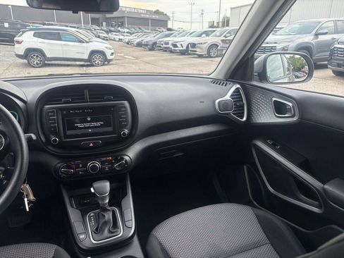 Used 2025 Kia Soul LX w/ LX Technology Package FWD image 25