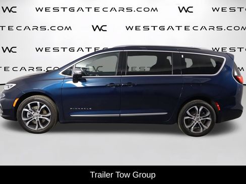 Used 2025 Chrysler Pacifica Pinnacle w/ Trailer Tow Group AWD/4WD image 5
