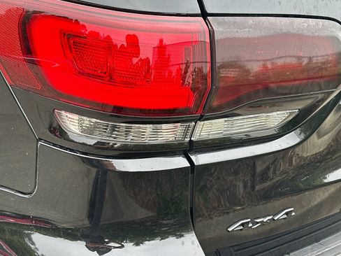 Used 2019 Jeep Grand Cherokee Altitude AWD/4WD image 9