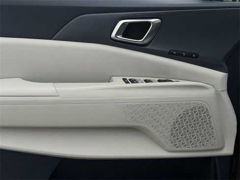 Used 2025 Kia Carnival EX image 27