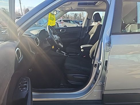 Certified 2023 Hyundai Venue SEL image 9