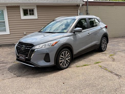 Used 2021 Nissan Kicks SV FWD image 2
