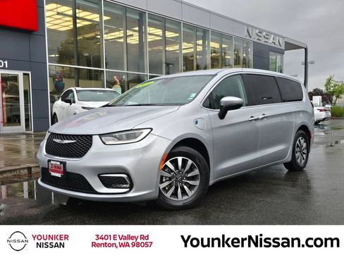 Used 2023 Chrysler Pacifica Touring-L FWD image 1
