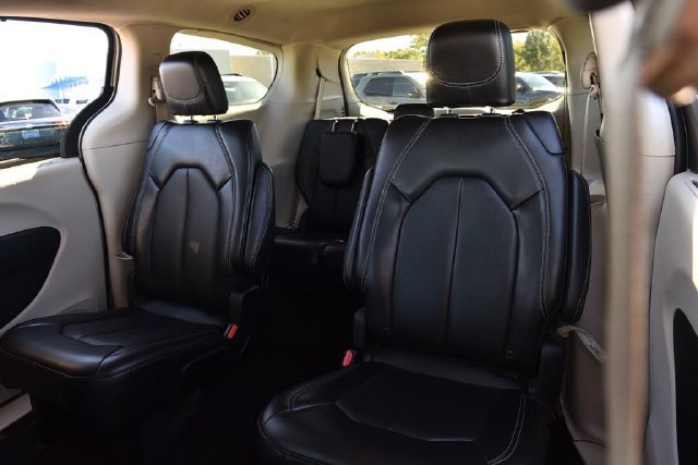 Used 2024 Chrysler Pacifica Touring-L FWD image 22