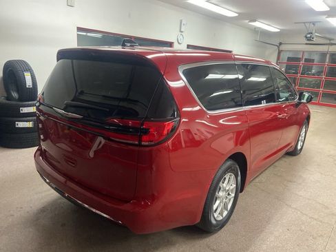 New 2026 Chrysler Pacifica Select image 11