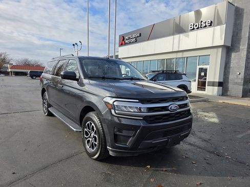 Used 2023 Ford Expedition Max XLT image 2