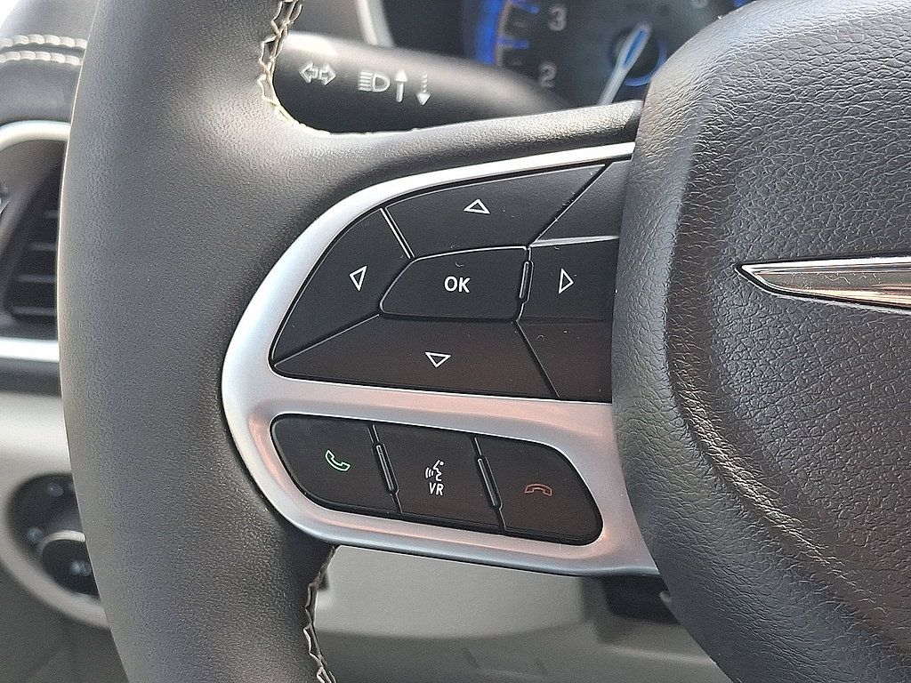 Used 2024 Chrysler Pacifica Touring-L FWD image 17