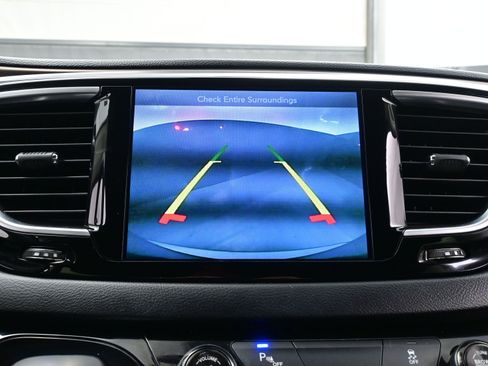 Used 2017 Chrysler Pacifica Touring-L Plus image 19