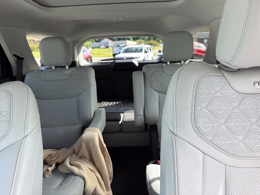 Used 2025 Ford Explorer Platinum w/ Ultimate Package AWD/4WD image 6