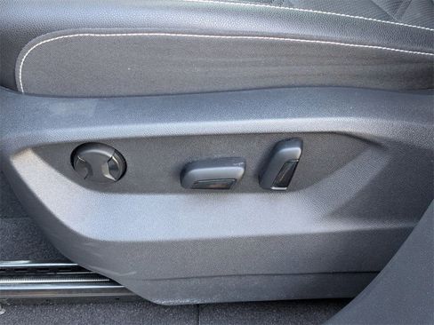 Used 2025 Volkswagen Atlas SE image 16