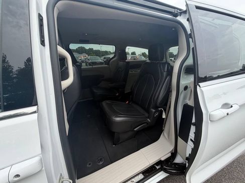 Used 2024 Chrysler Pacifica Touring-L FWD image 17