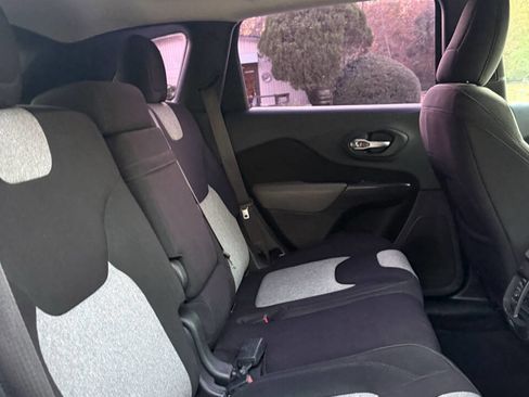 Used 2014 Jeep Cherokee Sport image 19