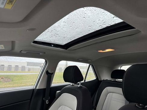 Used 2025 Hyundai Venue SEL FWD image 4