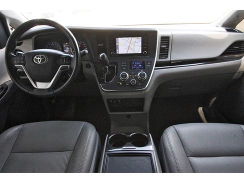 Used 2019 Toyota Sienna XLE w/ XLE Navigation Package FWD image 12