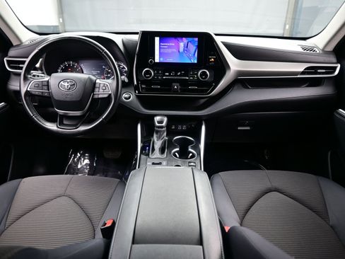 Used 2024 Toyota Highlander LE AWD/4WD image 18