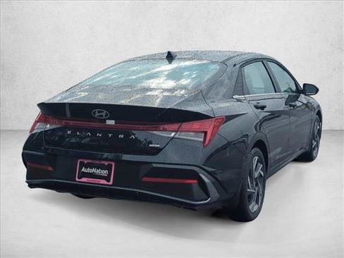 Used 2025 Hyundai Elantra Limited FWD image 2