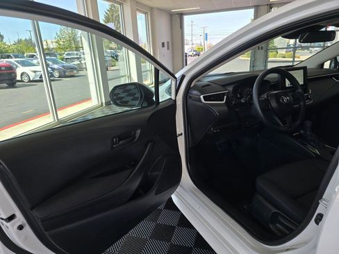 Used 2025 Toyota Corolla LE FWD image 18