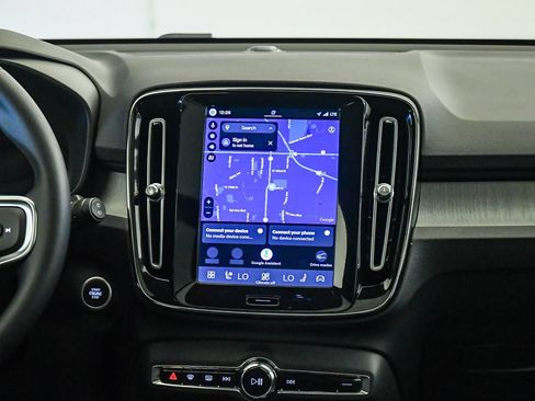 Certified 2026 Volvo XC40 B5 Plus AWD/4WD image 14