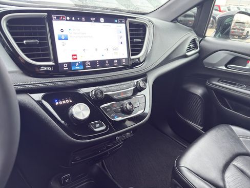 Used 2024 Chrysler Pacifica Touring-L w/ Uconnect Theater Family Group image 21