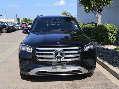 Used 2025 Mercedes-Benz GLS 450 4MATIC image 3