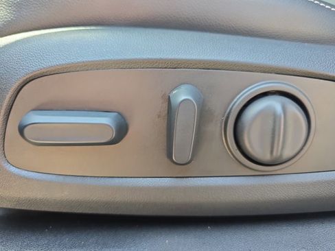 Used 2022 GMC Terrain SLT w/ Infotainment Package II image 28