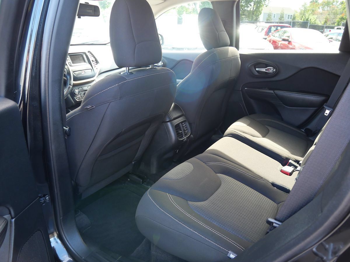 Used 2016 Jeep Cherokee Latitude FWD image 21