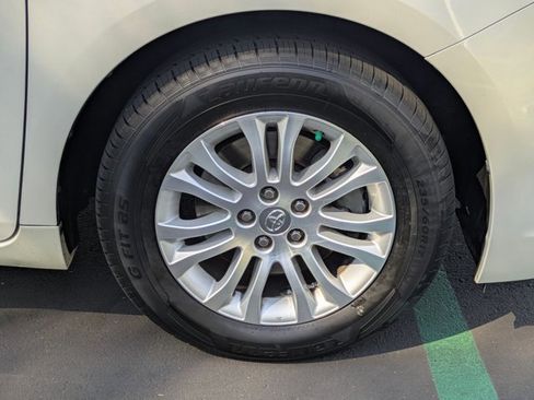 Used 2017 Toyota Sienna XLE image 24