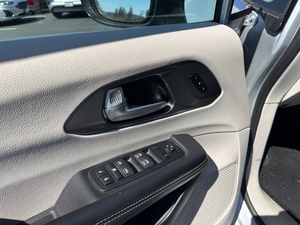 Used 2024 Chrysler Pacifica Limited FWD image 11
