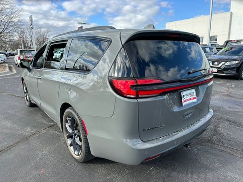 Used 2021 Chrysler Pacifica Touring-L w/ S Appearance Package image 8