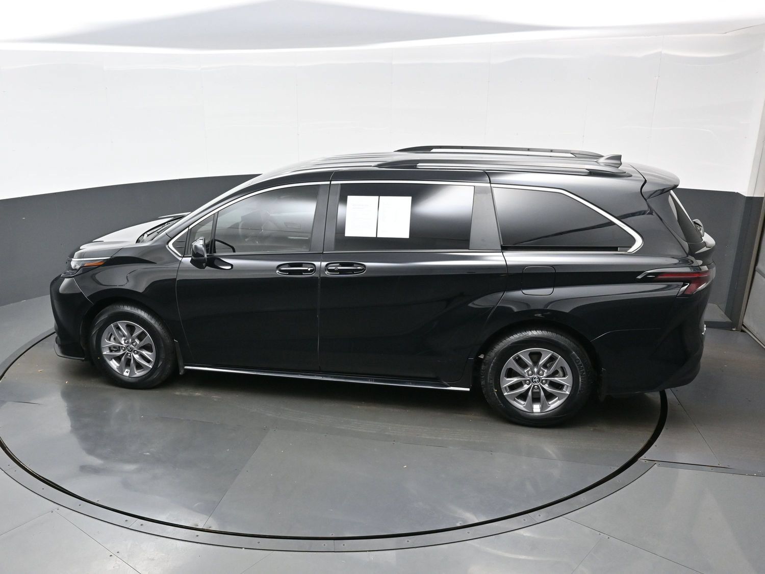Used 2025 Toyota Sienna LE AWD/4WD image 38