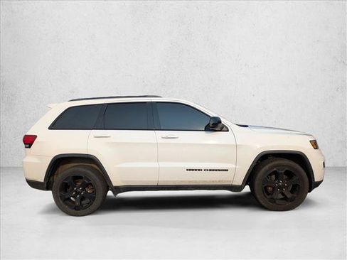 Used 2019 Jeep Grand Cherokee Laredo AWD/4WD image 4