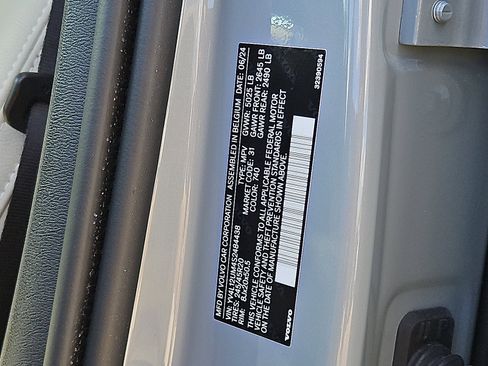 Used 2025 Volvo XC40 B5 Ultra w/ Climate Package image 28