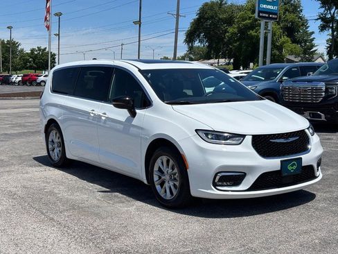 Used 2026 Chrysler Pacifica Limited FWD image 7