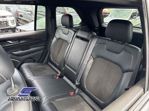 Used 2023 Jeep Grand Cherokee Altitude image 32