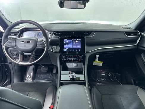 New 2025 Jeep Grand Cherokee Altitude image 3