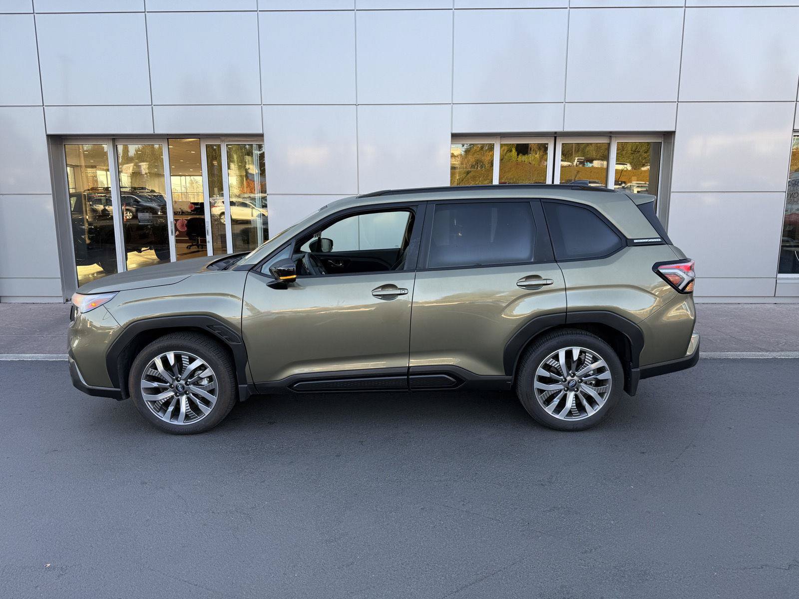 Used 2025 Subaru Forester Touring w/ Popular Package - Touring AWD/4WD image 2