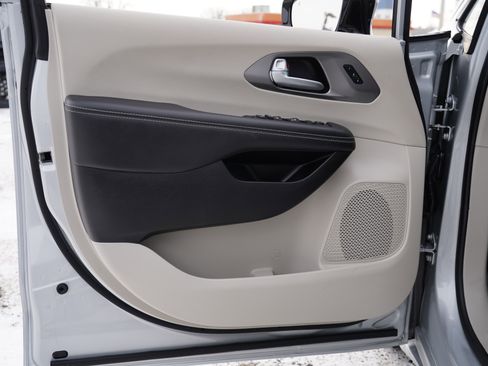 Used 2024 Chrysler Pacifica Touring-L image 18