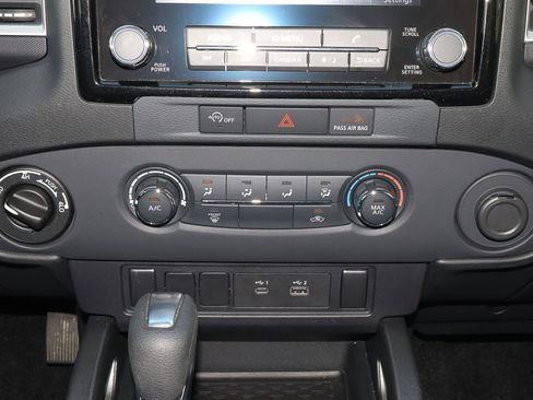 Used 2024 Nissan Frontier SV image 11